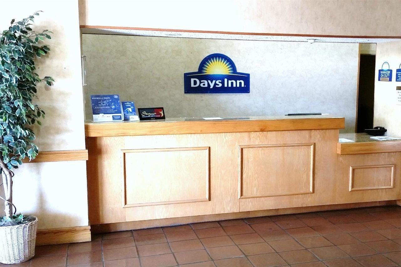 Days Inn By Wyndham Seguin Tx Exterior photo